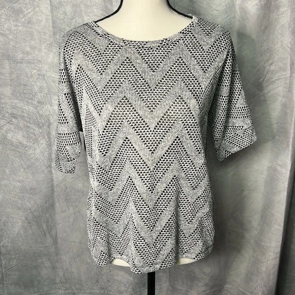Chico’s Grey & Black Zig Zag Patterned Short Sleeve Sweater - size 0/S/4 - Picture 1 of 14